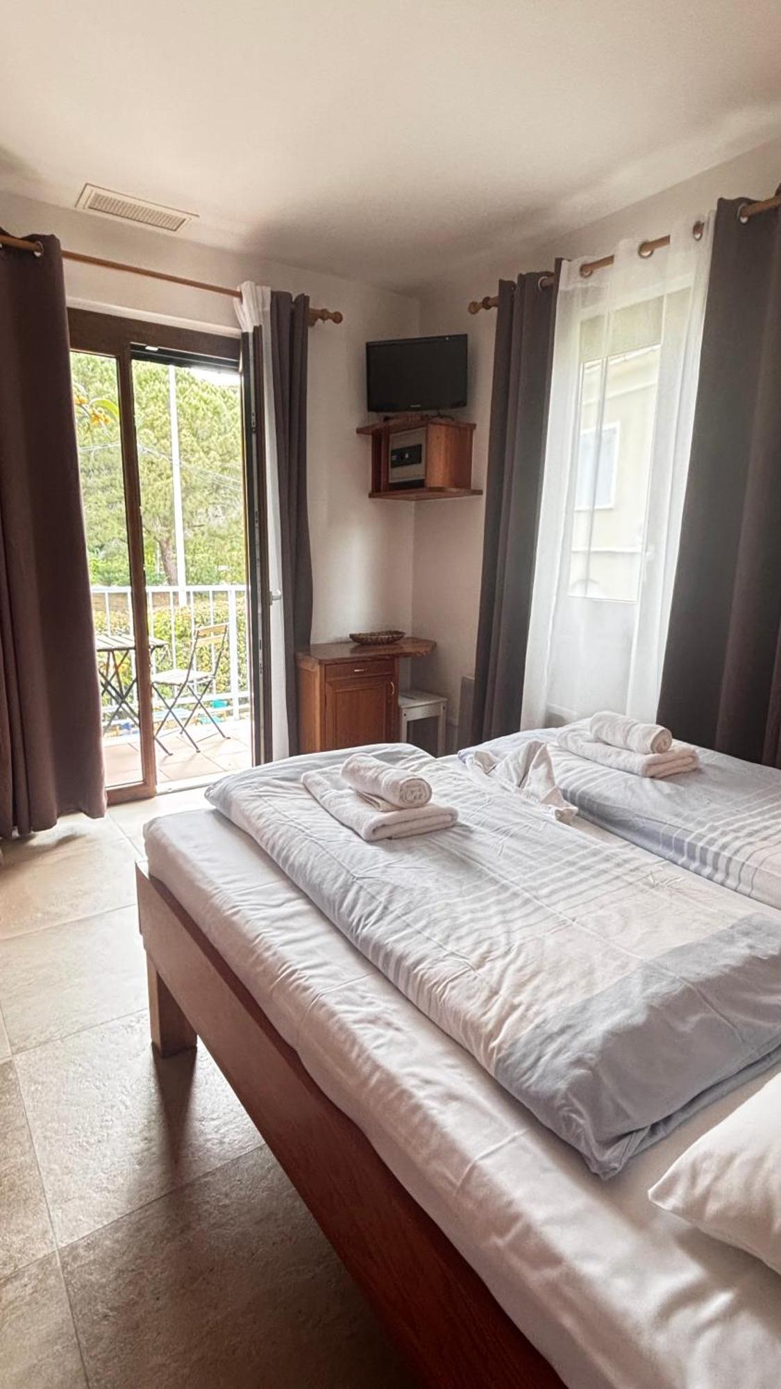 Hotel La Bastide Le Lavandou Bagian luar foto