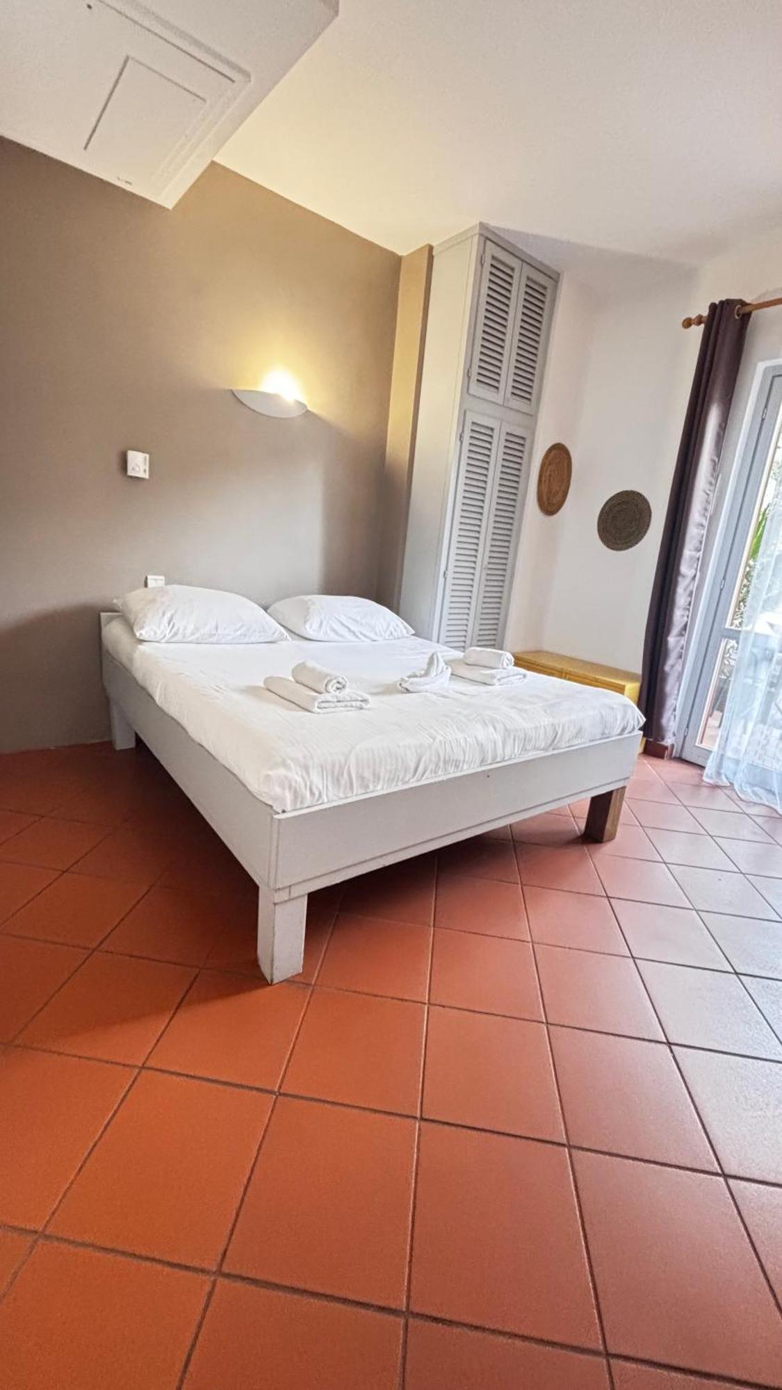 Hotel La Bastide Le Lavandou Bagian luar foto